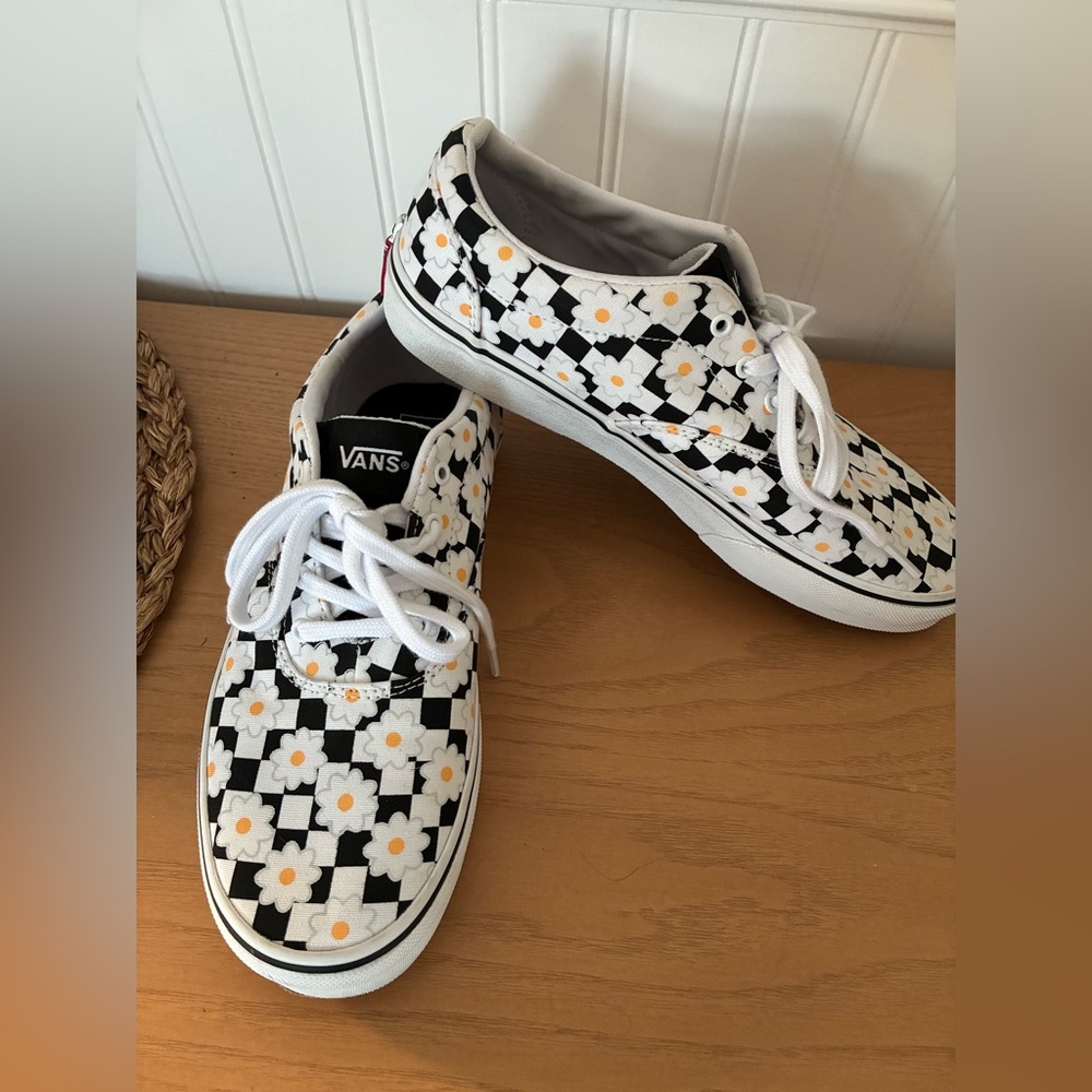 Vans Checkered Daisy Print Sneakers Women’s 6 Black White Floral Skate